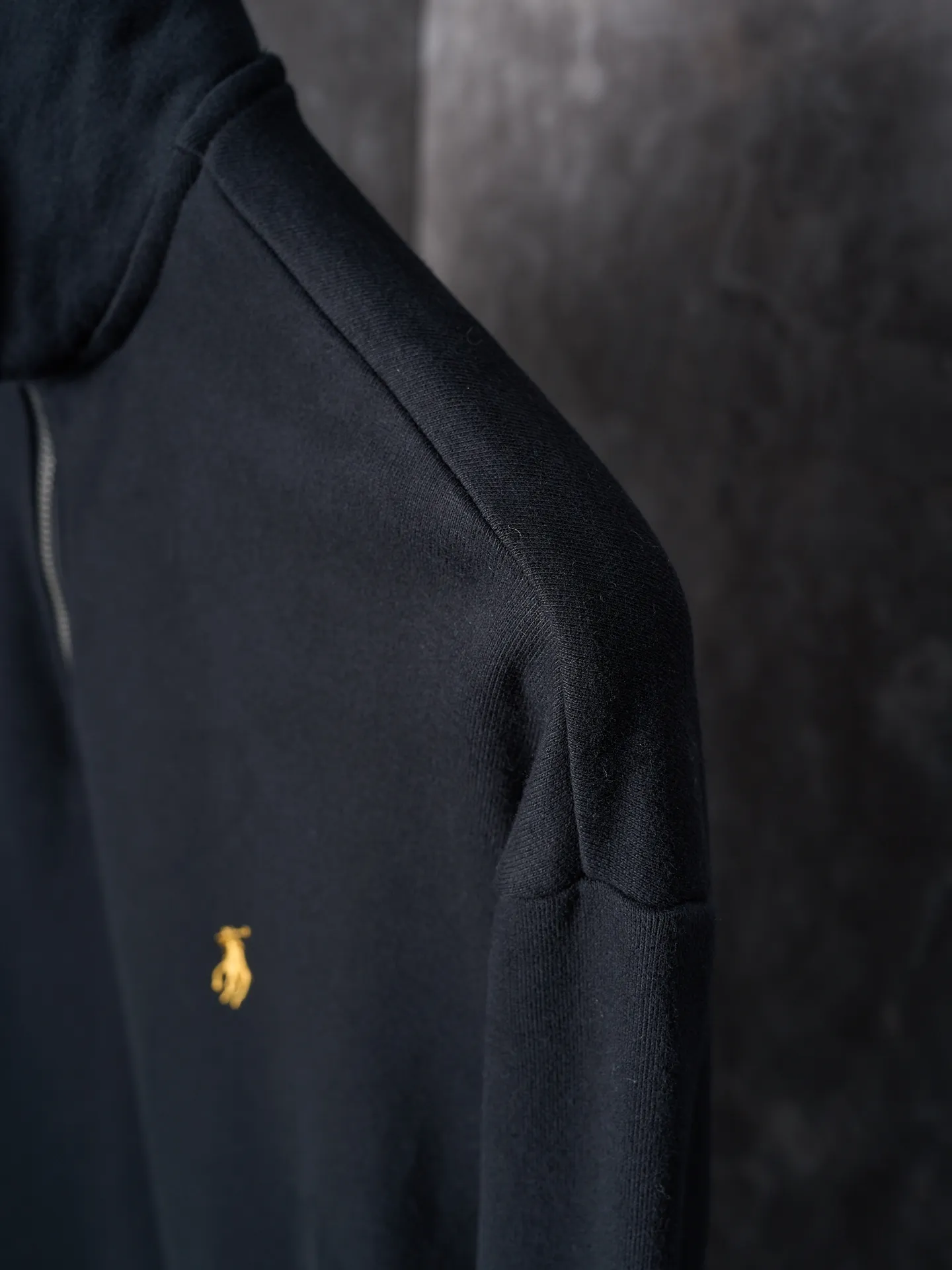 P360 Actual auction] Ralph Lauren/Ralph Lauren gold pony embroidered half turtleneck sweatshirt [Ready stock] S M L The half-zipper design is sublimated, casual yet stylish. In the name of design, it creates a new fashionable realm for sweatshirts. It adopts imported machine embroidery technology and uses advanced computer control systems and precision mechanical components to realize pony mark embroidery operations with high precision. The lines are smooth and delicate. The fabrics have been washed and feel better. Not easy to deform, not easy to shrink, not easy to fade, and maintain long-term beauty and fit.